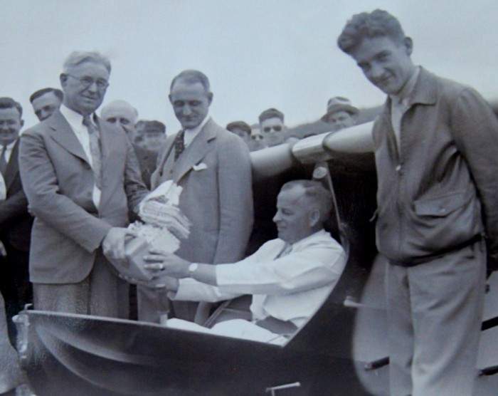 Warren Eaton receiving mail for glider flight.